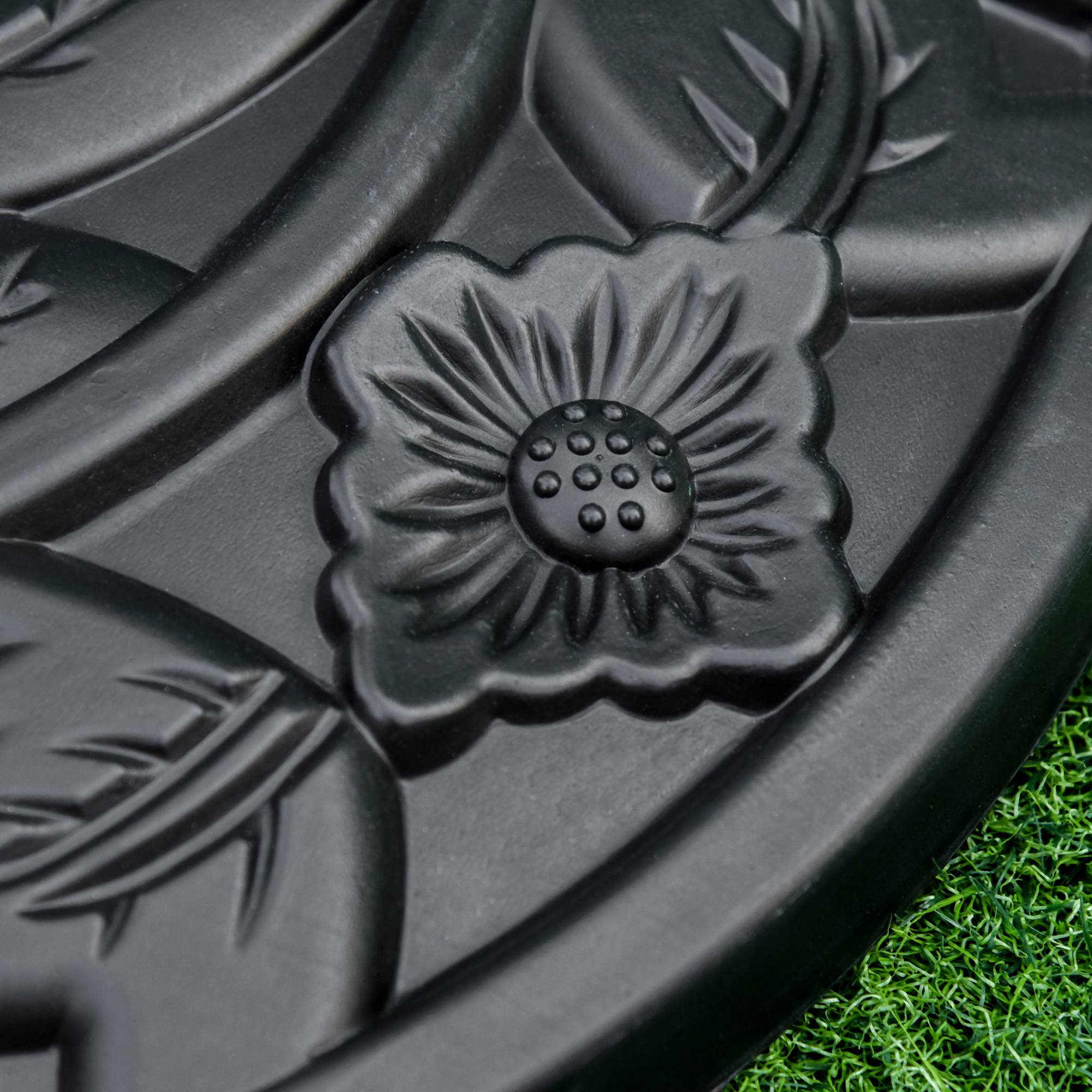 Pied de parasol semi-circulaire 9 kg en PEHD, béton et métal à motifs floraux, Ø50 x 32 x 32 cm, noir - Image 10