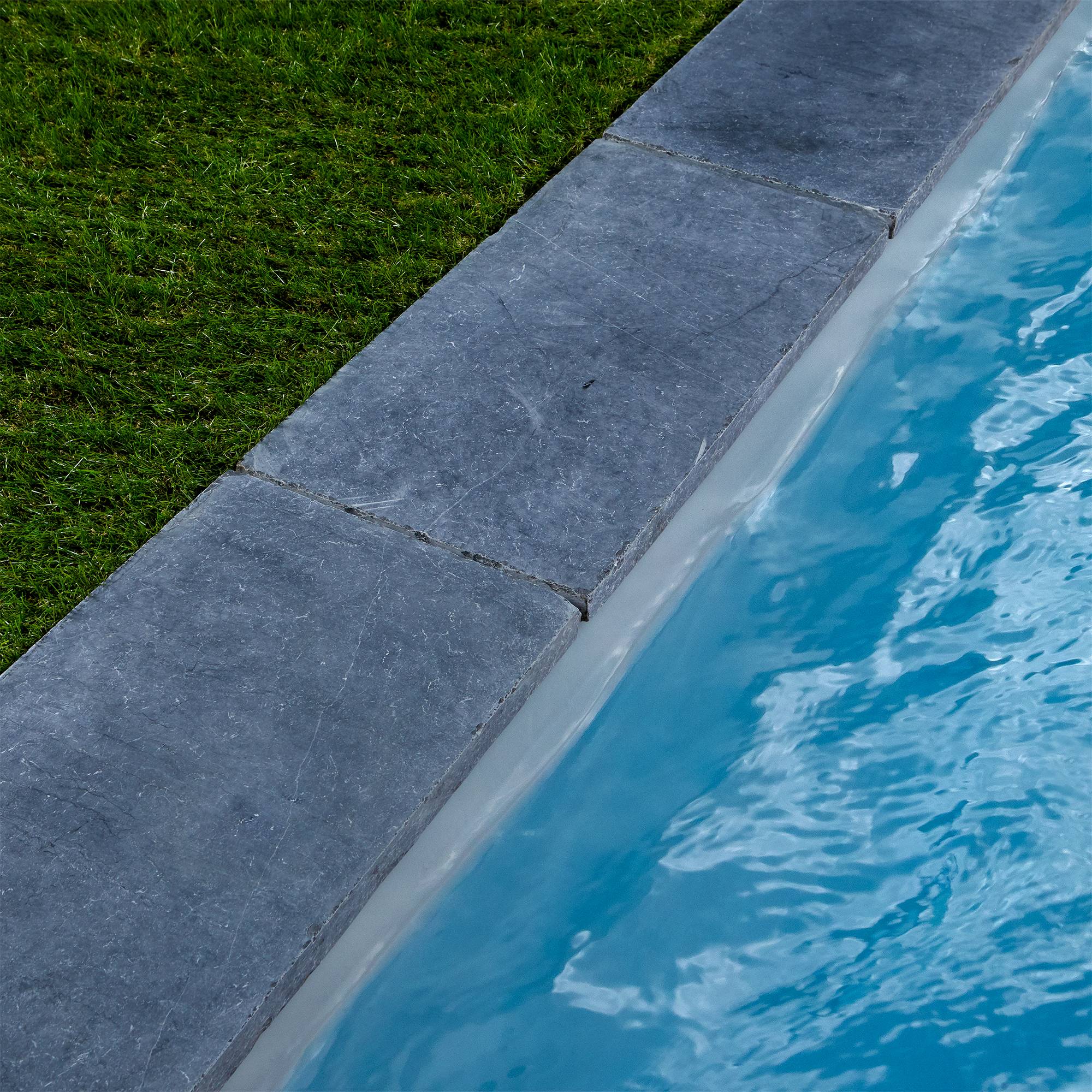 KIT COMPLET - Margelles pour piscine 4x4m en Pierre Bleue Vietnam (avec colle, joint, hydrofuge ...)  - RO'MA NATURE - Image 2