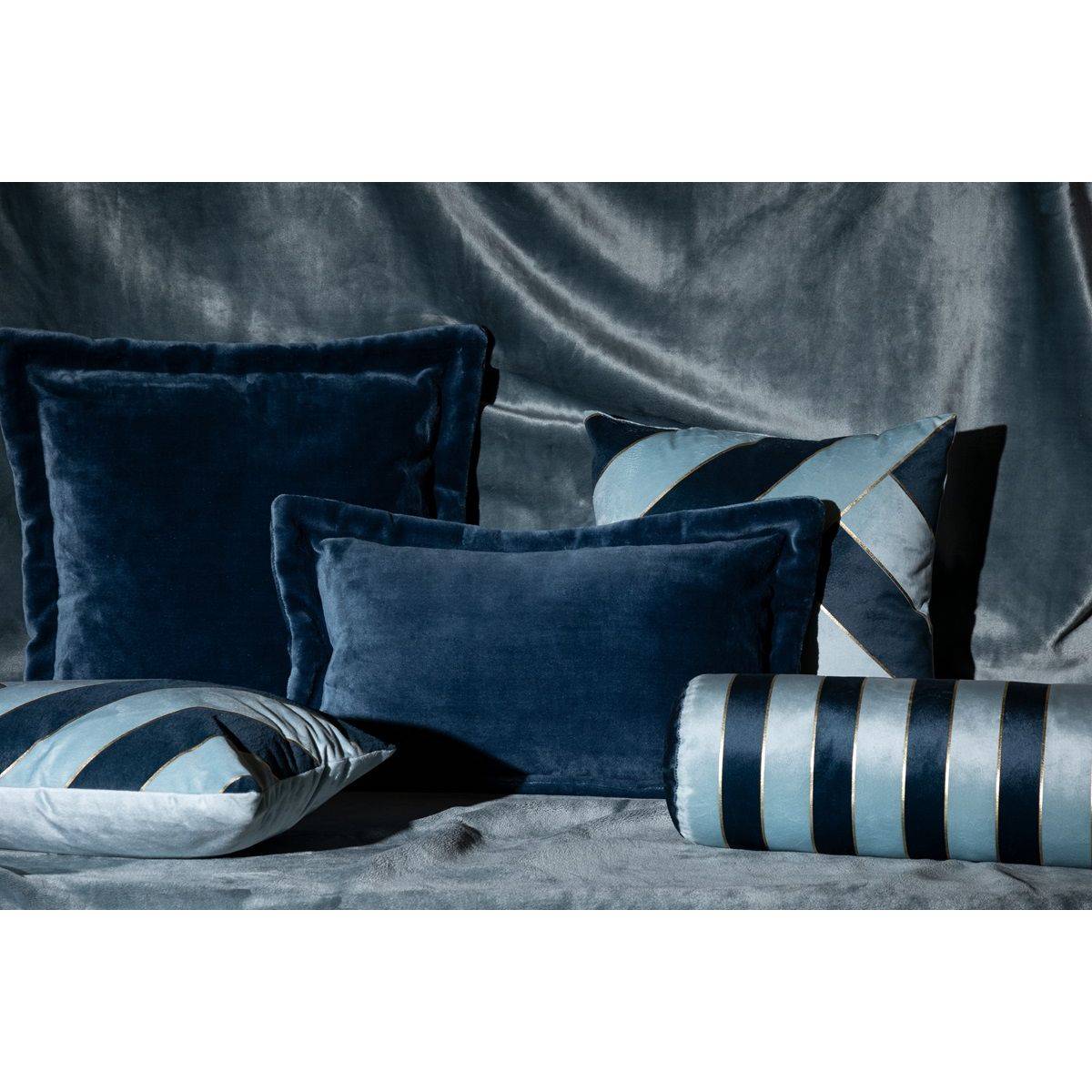 Atmosphera - Coussin décoratif Velours Bleu 2 tons avec bande dorée 40 x 40 cm - Image 4