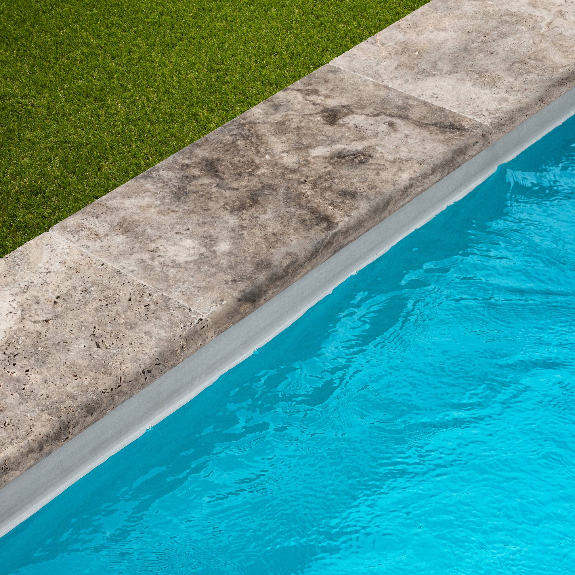 Margelle de piscine Travertin Gris Silver 61x33x5 cm Bord 1/2 Rond (à l'unité) - RO'MA NATURE - Image 1