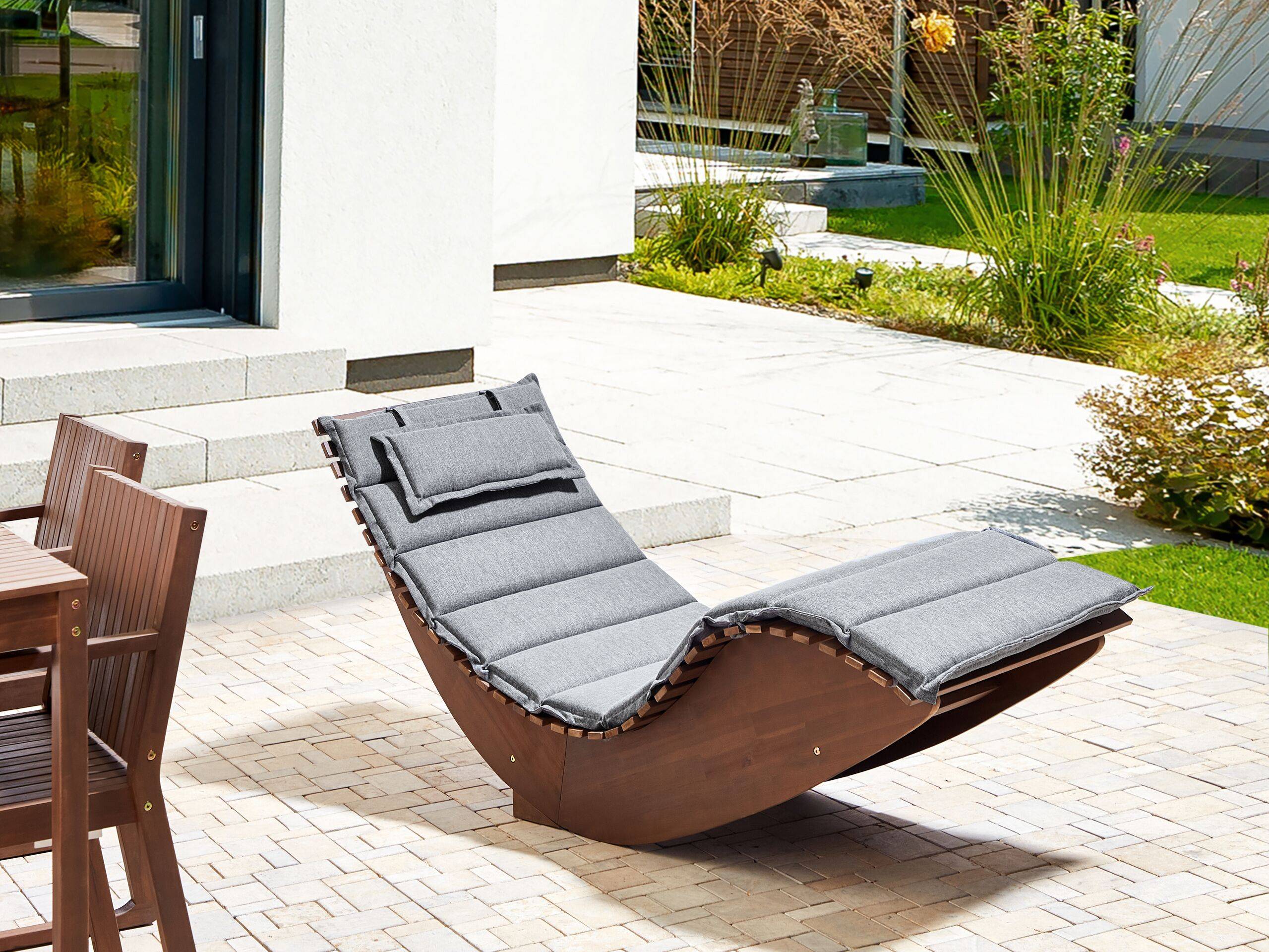 Beliani - Chaise Longue à Bascule Bois Foncé en Bois d'Acacia avec Coussin Gris Patio Terrasse Jardin à Lattes - Image 2