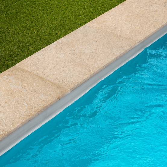 Margelle de piscine Pierre d'Egypte Bronze 60x40x2 cm Bord Droit (à l'unité) - RO'MA NATURE - Image 1