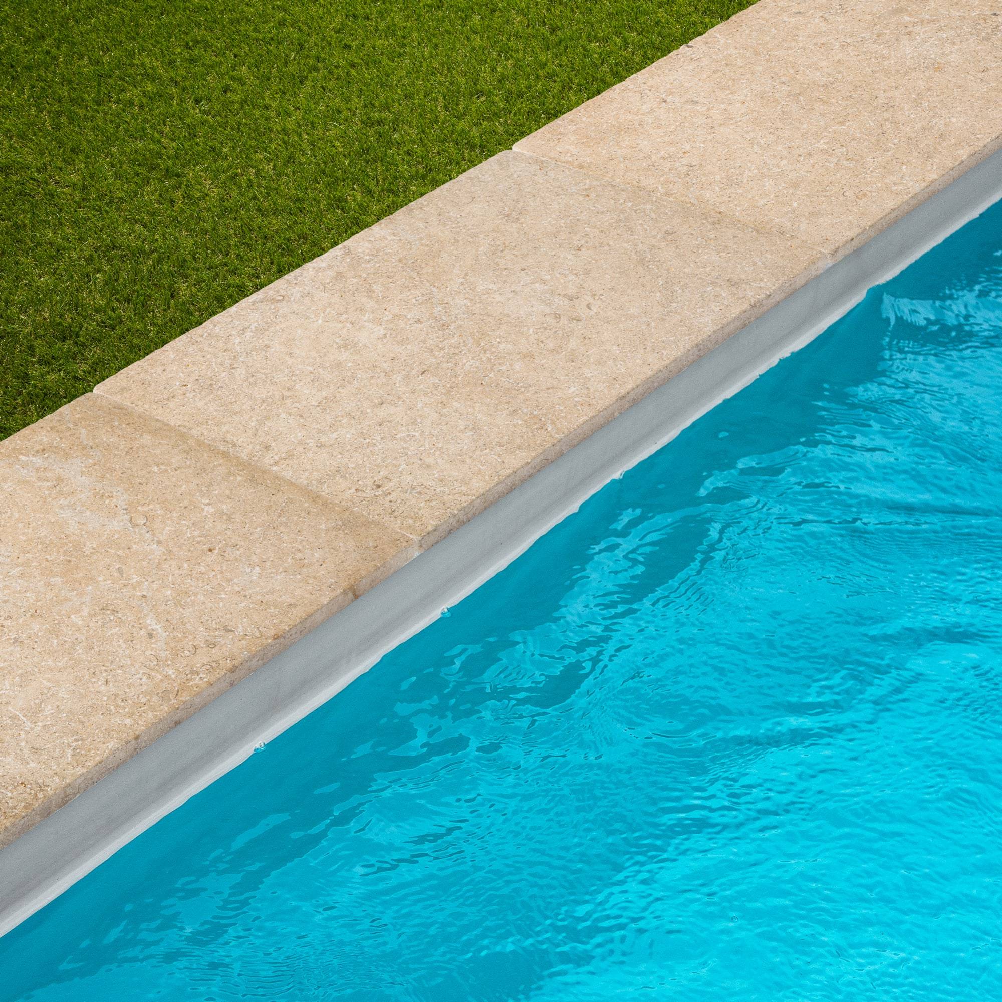 Margelle de piscine Pierre d'Egypte Bronze 60x40x2 cm Bord Droit (à l'unité) - RO'MA NATURE - Image 1