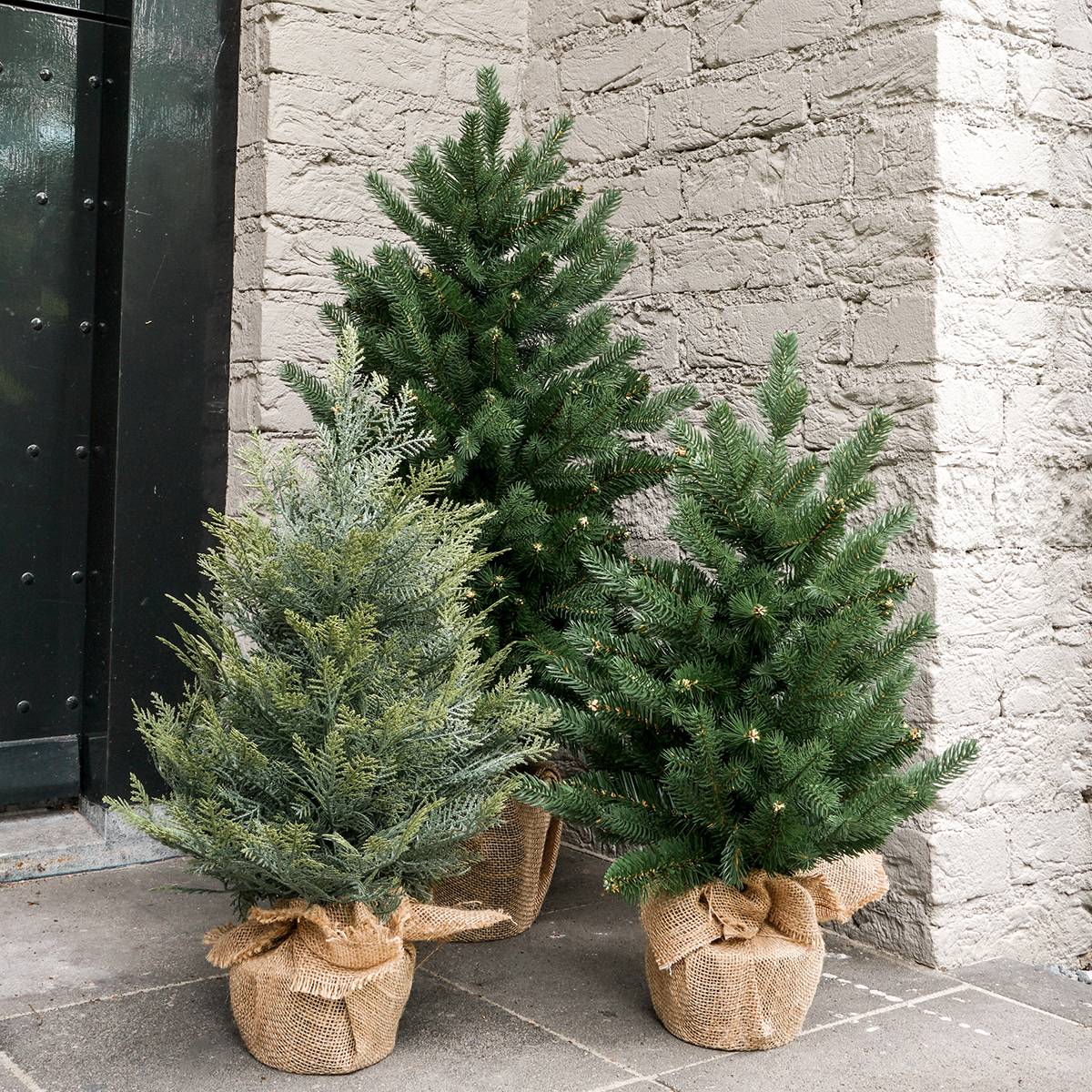 Petit sapin de Noël artificiel de table 60 cm en pot jute - style cyprès - Little Grove - Image 2