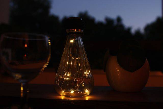 Watt & Home - Ampoule solaire Ziggy verre simili cuir LED Ø 9 cm H 18 cm – WATT & HOME - Image 3