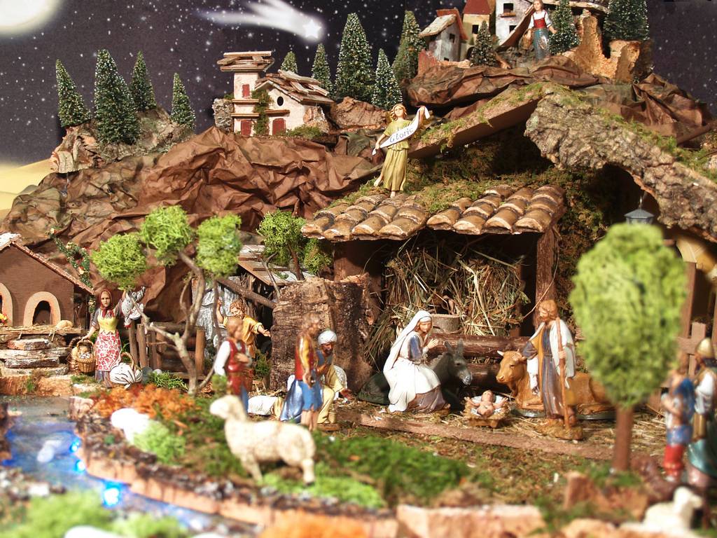 Crèche vide en bois et liège avec tuiles, grange et barrière. - Image 2