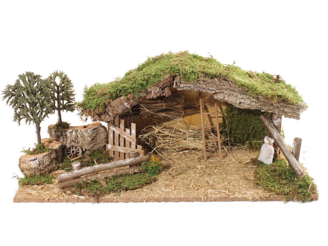 Crèche vide en bois et liège avec enclos vide et arbres.