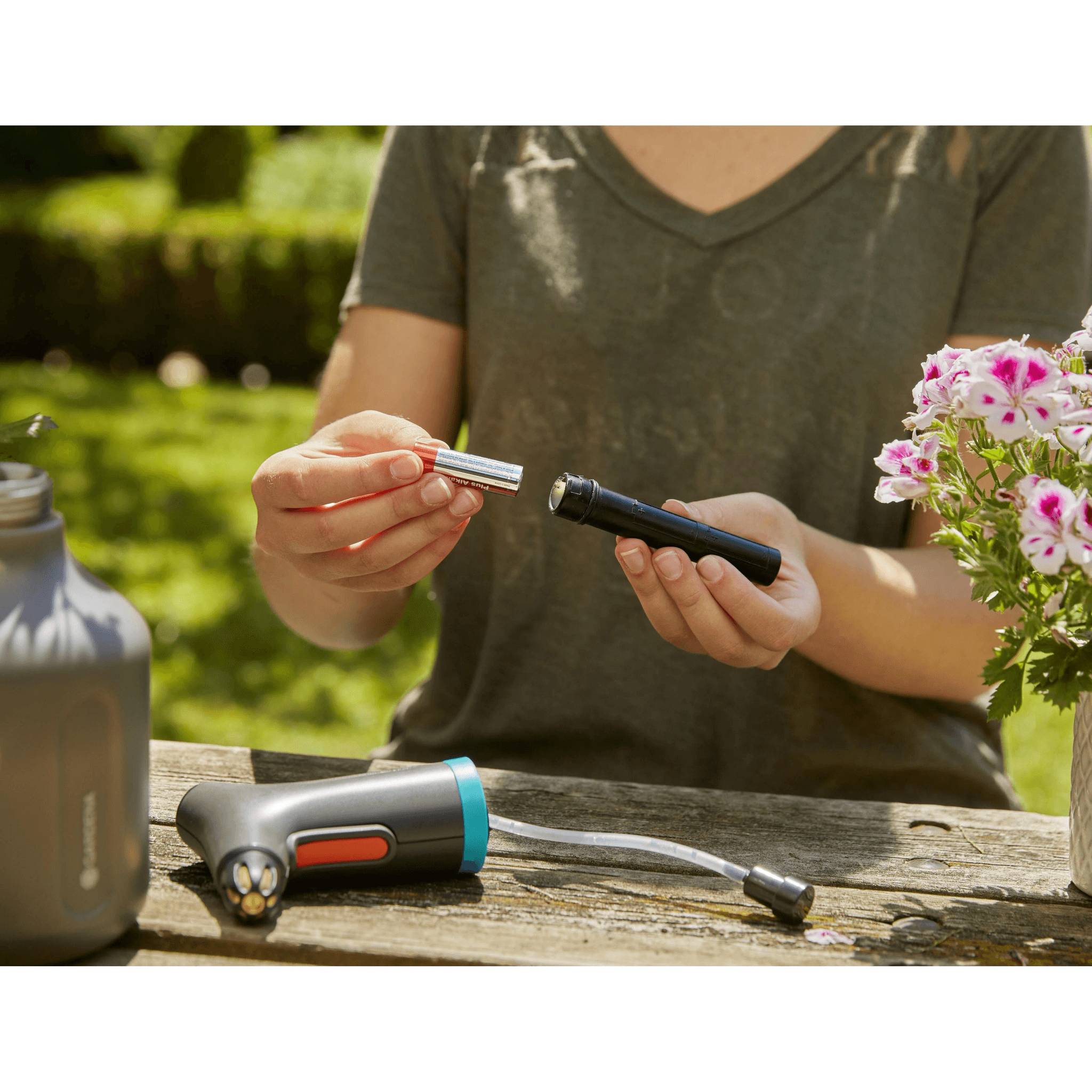 Pulvérisateur à Gâchette Batterie 1L Fonction 360° - GARDENA - Image 1