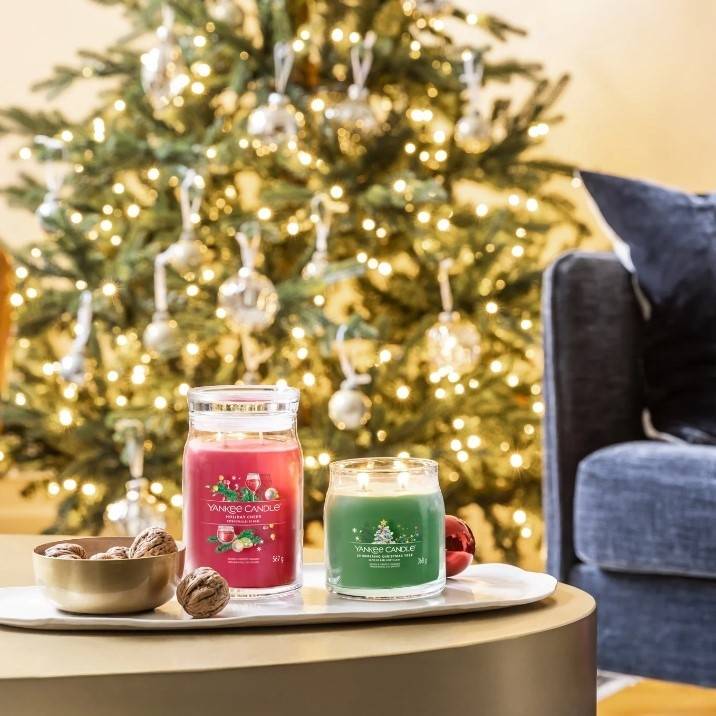 Bougie signature sapin de Noël cire vert H.11.4 cm Ø9.3 cm - Yankee candle - Image 3