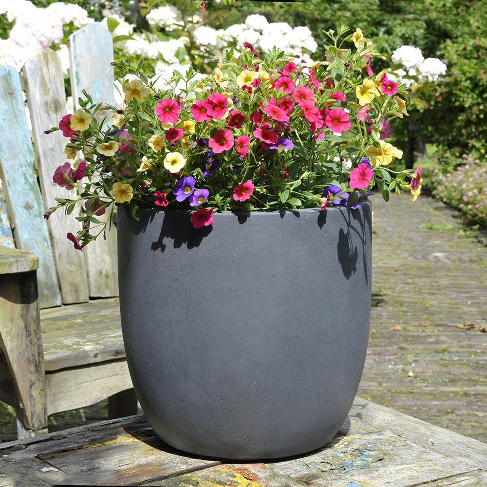 Pot en fibre de terre Egg Ø34 H33 cm anthracite - Image 2