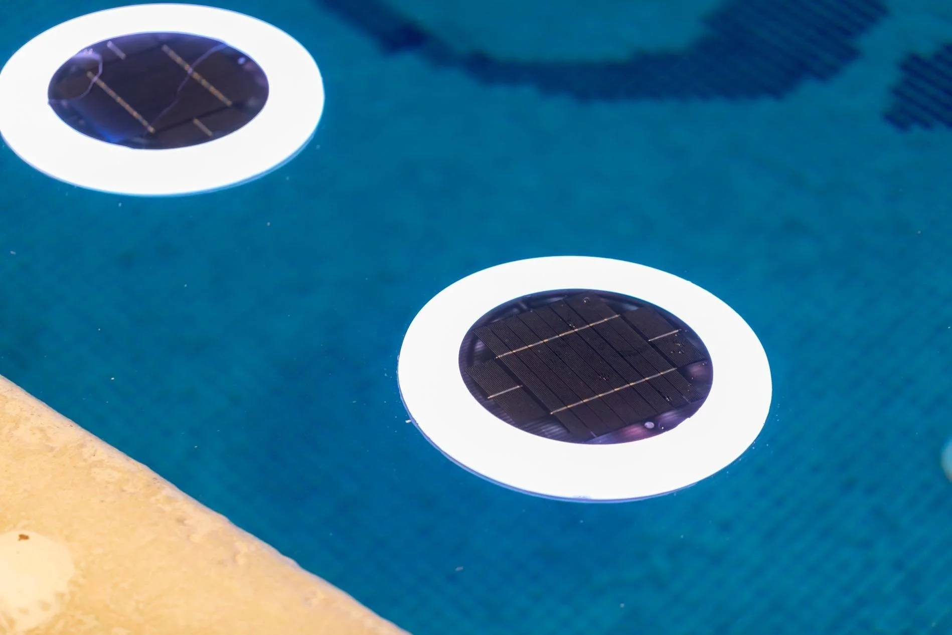 Lampe de piscine solaire IP68 RGB+blanc Papaya30 – NEWGARDEN - Image 4