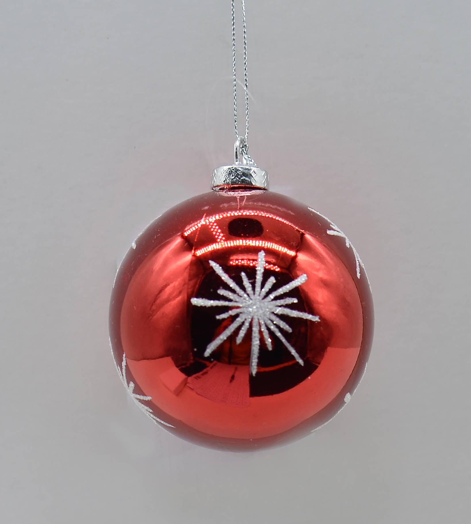 Boule de Noël rouge avec motif flocon blanc Ø 8 cm - ECLOZ - Image 1