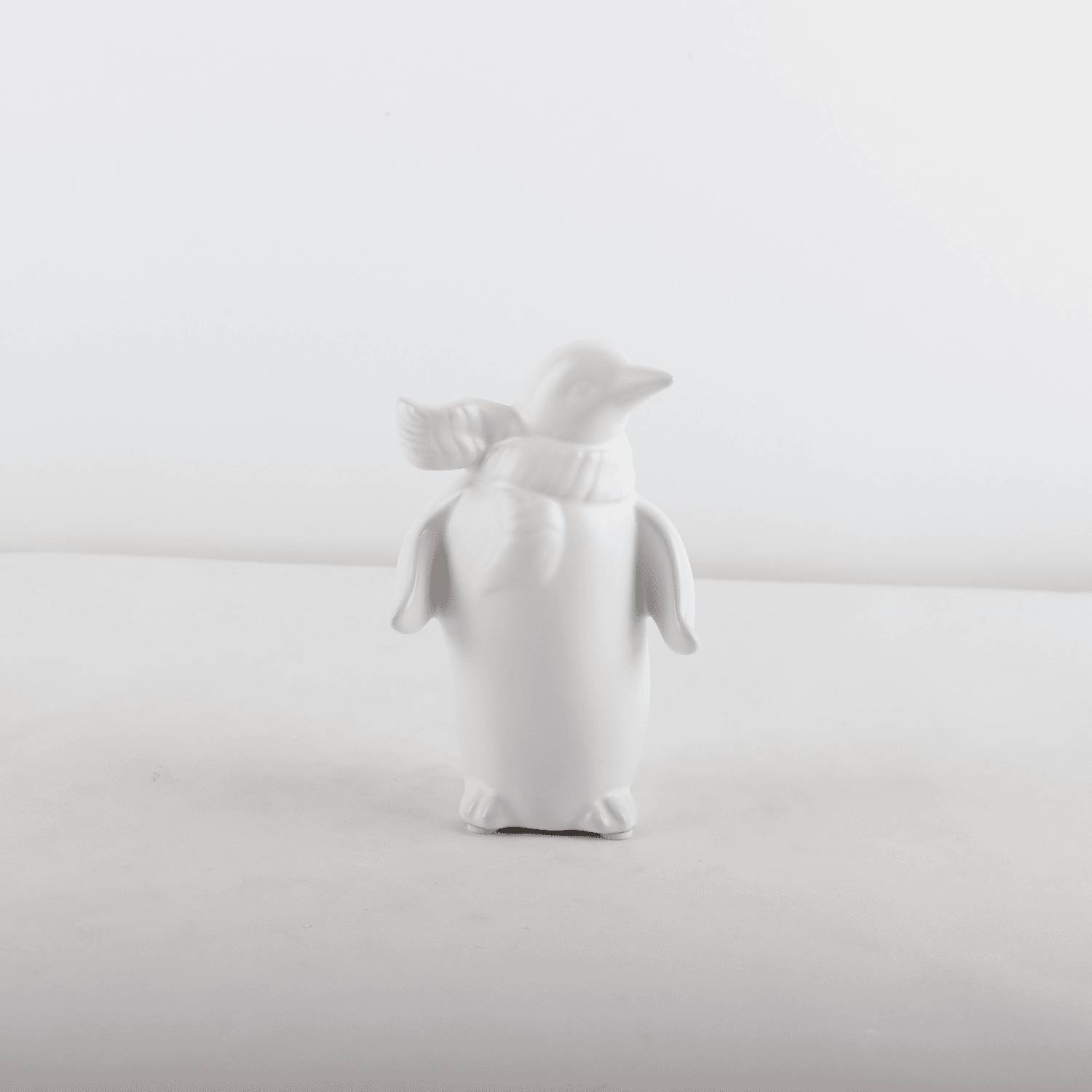 Décoration à poser pingouin avec écharpe en céramique blanc - ECLOZ