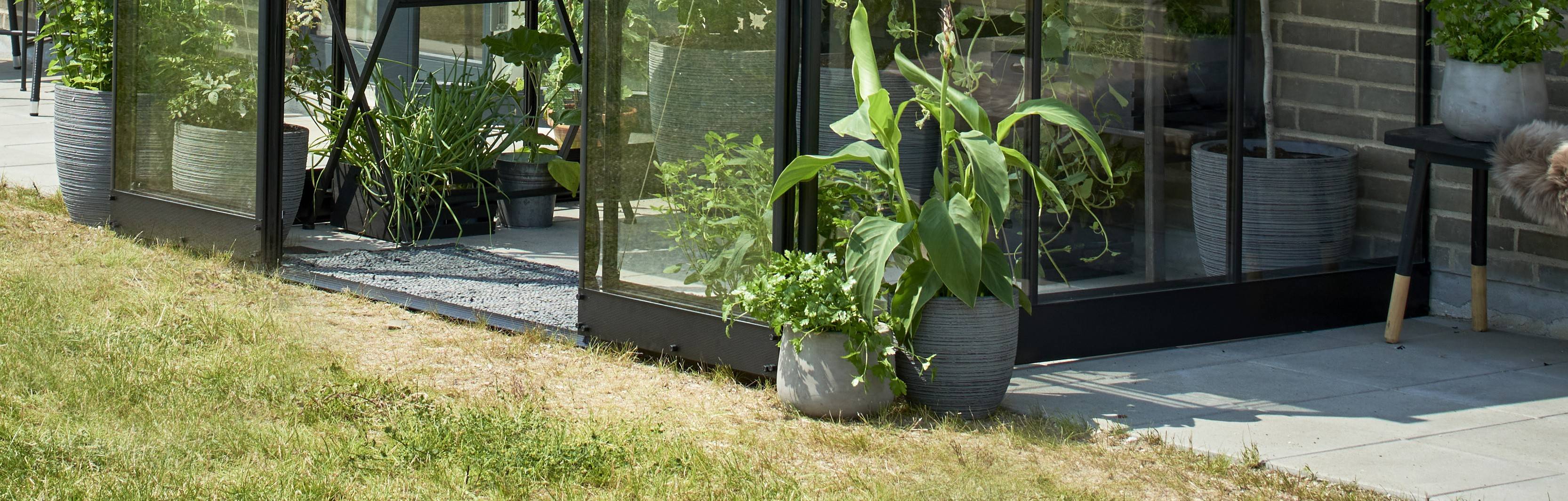 Halls - Embase pour serre de jardin acier galvanisé laqué noir 4,7 m² Qube Lean-to 6 - Halls